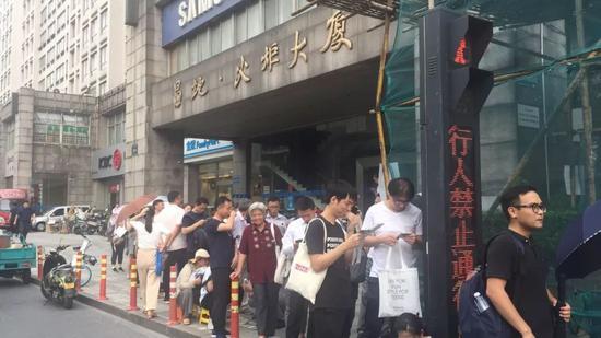 等待冻结资金的人,沿着黄姑山路,一路排到文三路。