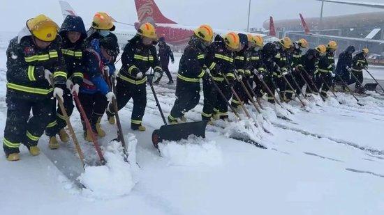 突发！武汉机场双跑关闭！乘客: 要不我也去铲雪吧！科普：航班为啥不能飞