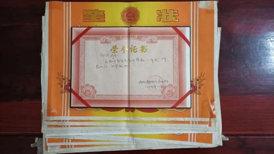 郑钊上学期间获得的奖状(摄影/陈银霞)
