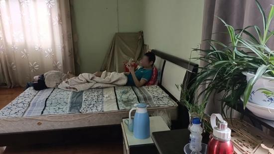 郑钊在房间里打游戏(摄影/陈银霞)