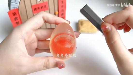 熊熊在视频里切“咸鸭蛋”