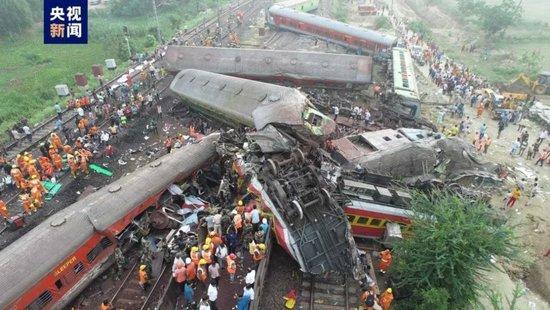 印度列车事故死亡数增至238人，每人将获赔100万卢比！乘客回忆惊魂时刻："人压着人" "看到血迹和死去的人"