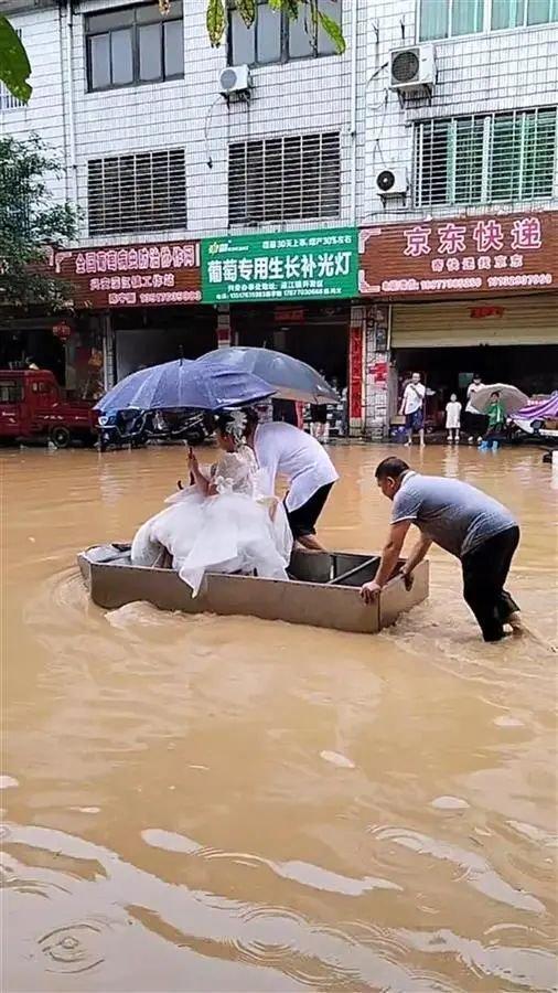 超三十年一遇洪水！桂林城区发生严重内涝，桂林火车站被淹，有新娘坐上消防车出嫁