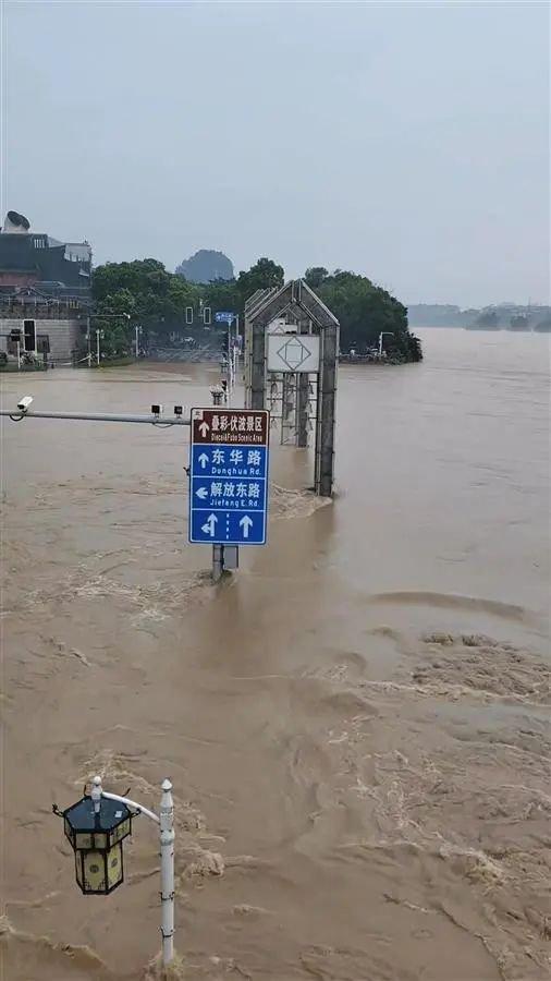 超三十年一遇洪水！桂林城区发生严重内涝，桂林火车站被淹，有新娘坐上消防车出嫁