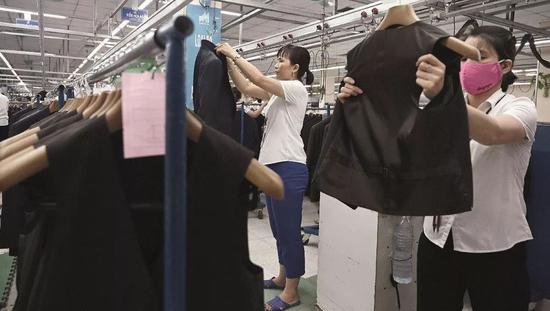 越南首都河内的一家服装厂。图/法新