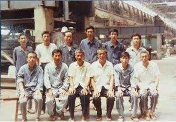 一张30多年前的合影,后排右二是年轻时的许家印。