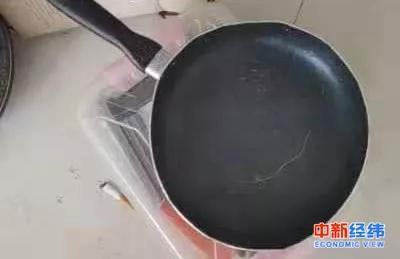 平底锅严重变形 图片来源:受访者供图