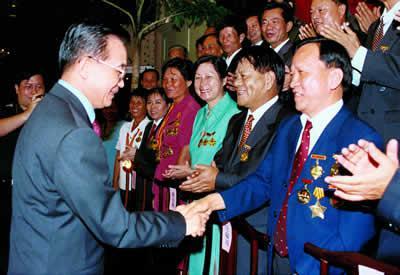 前国务院总理温家宝2003年10月5日与王光兴握手。