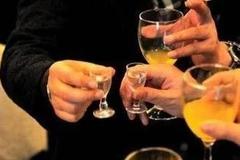 人民日报评厦门国际银行劝酒事件：敬酒不喝 谁该喝下这杯罚酒