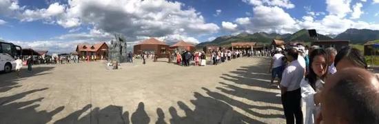 前段时间,那拉提草原景区,游客排队坐景交