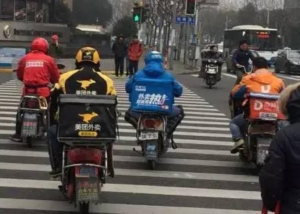 横冲直撞的外卖小哥谁来管管?