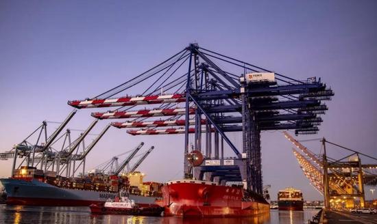 美国总统拜登宣布：更换所有美国港口使用的中国起重机