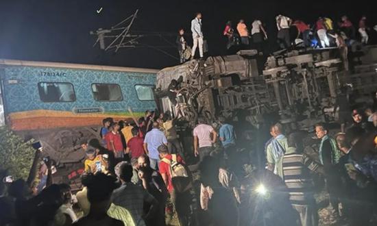 印度列车事故死亡数增至238人，每人将获赔100万卢比！乘客回忆惊魂时刻："人压着人" "看到血迹和死去的人"