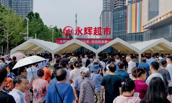 被买爆！胖东来出手，永辉超市紧急限流！多款产品卖光，股价盘中狂飙！