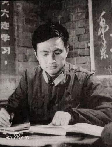 年轻时的任正非/图源:百度百科