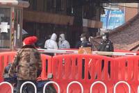 武汉华南海鲜市场：身穿防护服人员正进行防疫工作