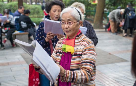 以出生人口推算，全国迈入60岁的人口数去年不到1200万，今年超过2000万，退休人群规模有多大？