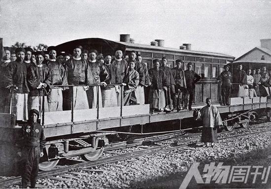 1881年,开平矿务局投资建成中国第一条专线铁路——唐山至胥各庄铁路。图为李鸿章视察唐胥铁路