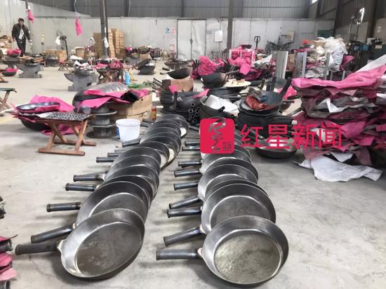 ▲工人们打制的章丘铁锅 来源:红星新闻