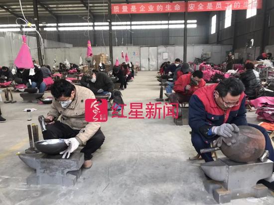▲章丘郊区的龙三村“臻三环”铁锅生产基地内,40多位工人正在集体打锅 来源:红星新闻