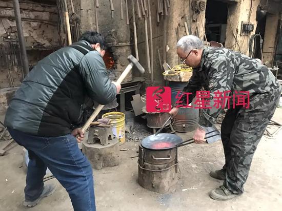 ▲牛祺圣和儿子演示传统打铁锅 来源:红星新闻