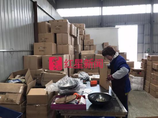 ▲正在打包和即将运走的成品章丘铁锅 来源:红星新闻