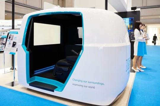 在日本移动出行展上，日本板硝子公司展示的车辆用调光玻璃。