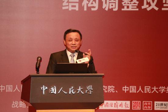 中国人民大学经济研究所联席所长、教授,中国宏观经济论坛联席主席,中诚信集团董事长毛振华