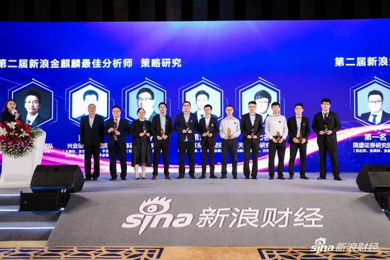 徐卫与获奖者合影