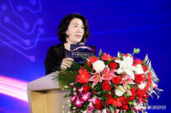 华安基金副总经理谷媛媛揭晓第二届新浪金麒麟零售业最佳分析师荣誉榜单