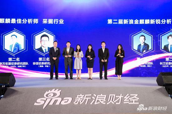 张帆与获奖者合影
