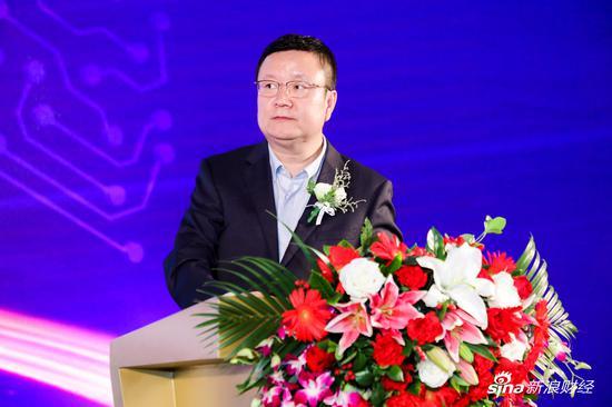 融通基金总经理张帆揭晓第二届新浪金麒麟采掘行业最佳分析师荣誉榜单。