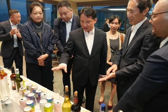 “您听说过酱香拿铁吗？”，丁雄军与日本三得利董事副总裁肥塚眞一郎交流