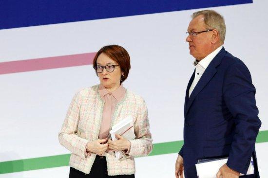 Elvira Nabiullina与VTB首席执行官Andrey Kostin,7月2日在俄罗斯央行金融大会期间