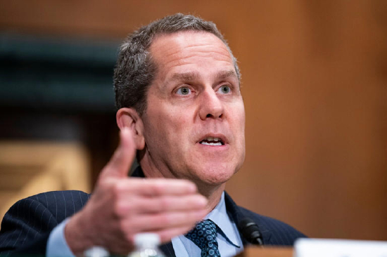美联储理事Barr警告监管放松或导致银行体系中风险累积