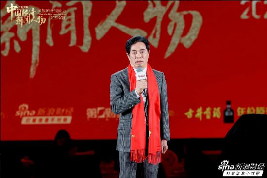 “中国经济新闻人物-企业家之夜”上，波司登董事长现场踩起了缝纫机！