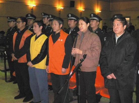 2005年,郑俊怀(右一)等伊利高管出庭受审 来源:新华社