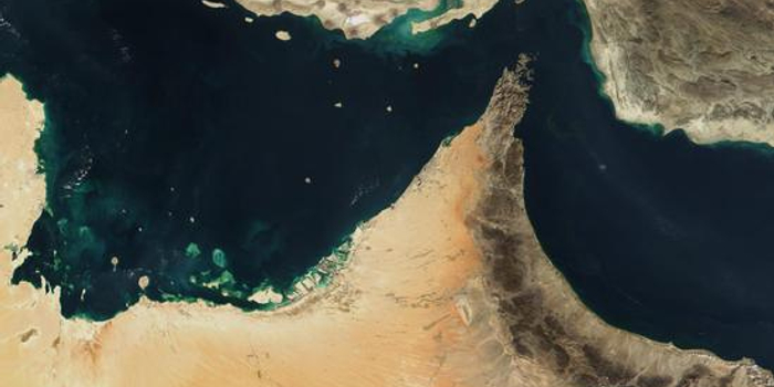 伊朗强硬派威胁封锁海峡 将油价逼升至400美元