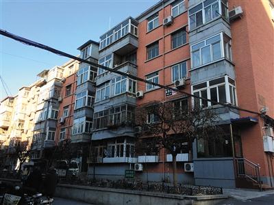 西城区新德街35号院的成交价在过去一年上涨了近50%,超过8万元/平方米。新京报记者 方王洋 摄