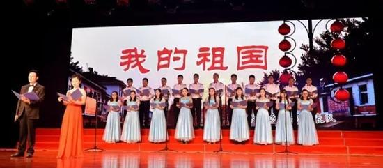 朗诵比赛活动照,后排左二为陈服。