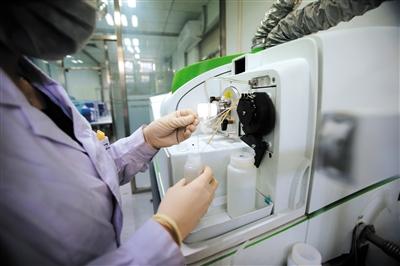 昨日,民生实验净水器水质实验,中国家电研究院,工作人员利用电感耦合等离子体质谱仪,测试水中含有的重金属。