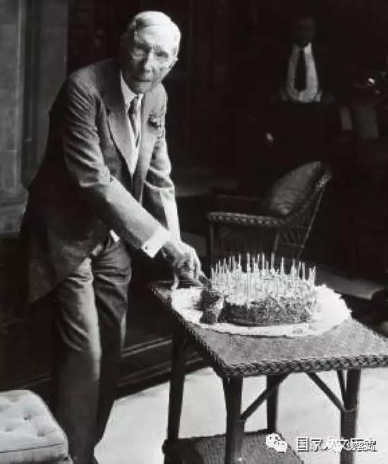 1929年,洛克菲勒庆祝自己90岁生日。步入耄耋之年的洛克菲勒,早已把工作重心转移到慈善事业