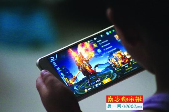 2017年7月2日,山东德州,一名儿童正在玩“王者荣耀”游戏。CFP供图