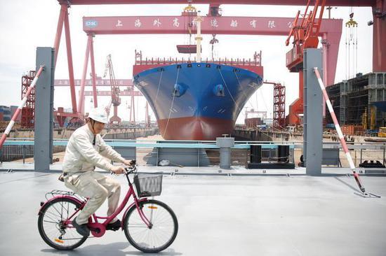 2017年6月15日，上海外高桥造船厂内的一名工人。