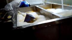 簸箕和抹布放入洗碗池内清洗 扫帚会放在洗碗机传送带上沥水