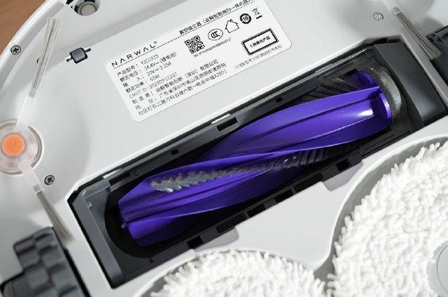 云鲸J4全新设计的滚刷