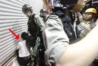 香港警方多地清场 国泰航空空姐等16人被捕(图)