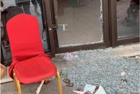玻璃碎了一地又见售楼部被砸：不止是购房者 连中介也动手了