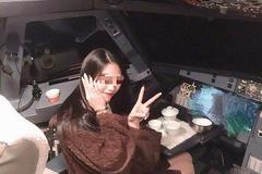女网红进客机驾驶舱 单手做“V”型手势拍照
