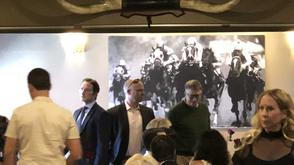 查理-芒格和比尔-盖茨在牛排馆